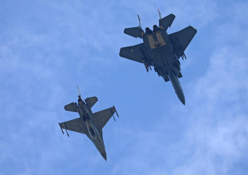 Dogfight F-16 vs F-15 Warnai Latma Cope West 2025